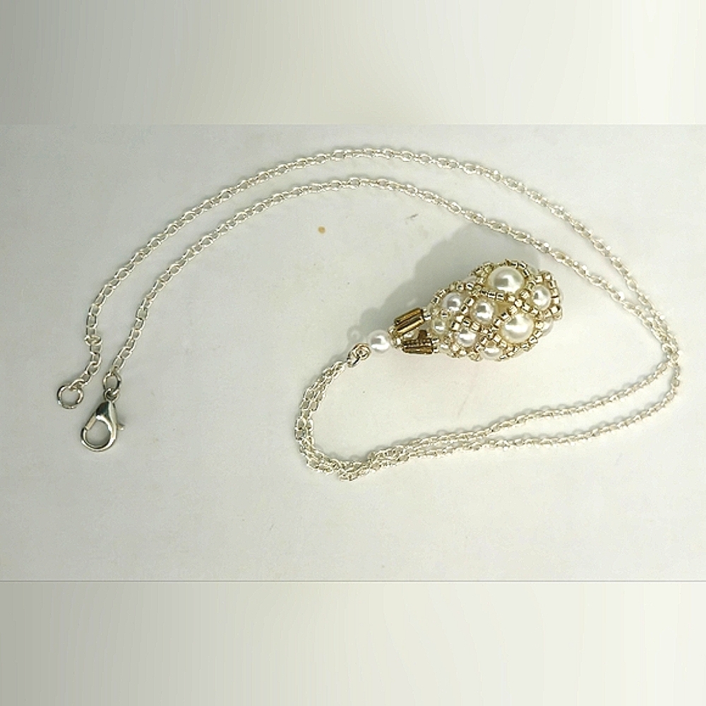 Elegant Pearl and Gold Pendant Necklace
